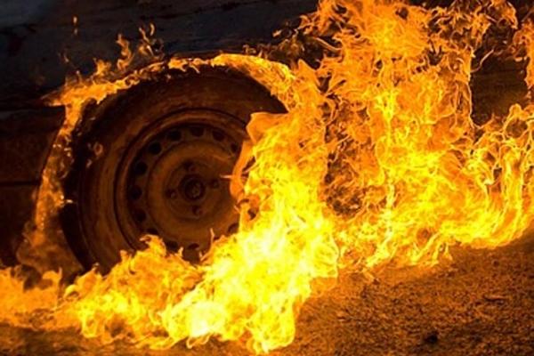 На Прикарпатті спалили «Мерседес» підприємця