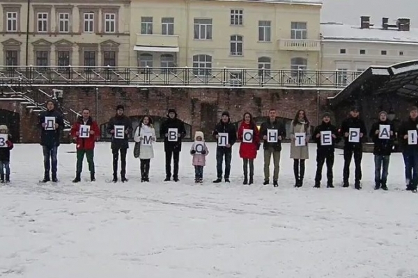Івано-Франківські активісти відеороликом привітали волонтерів (Відео)