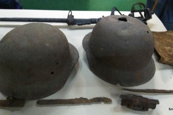Каски, зброя та особисті речі: У Франківську показали артефакти з розкопок