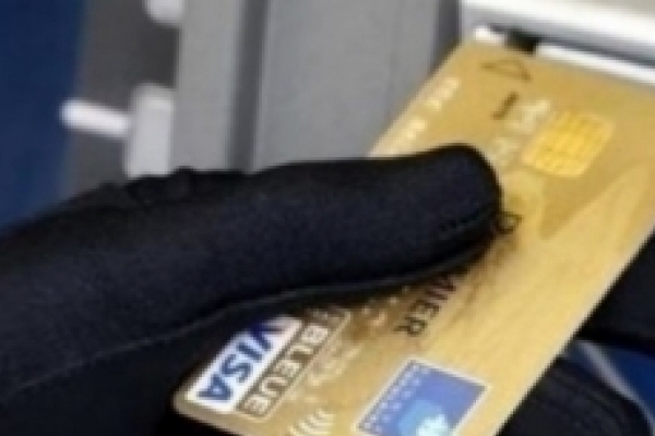 В Івано-Франківську патрульні затримали злодійку, яка вкрала картку і зняла з чужого рахунку 20 тис. грн