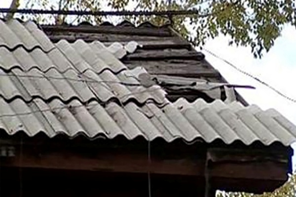 Негода на Прикарпатті пошкодила близько півсотні дахів