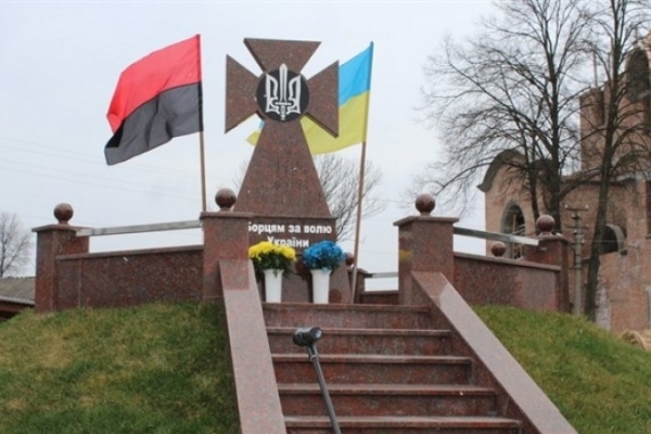 На Прикарпатті освятили оновлену могилу борцям за волю України (Фото)