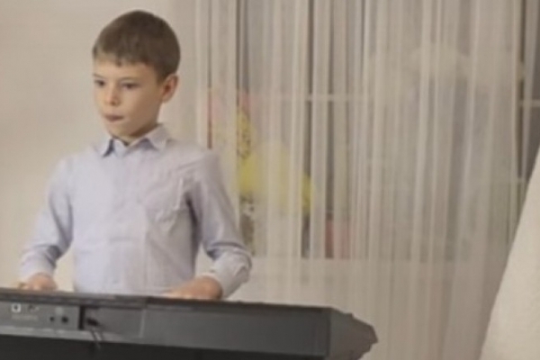 8-річний хлопець з Івано-Франківська самостійно написав Різдвяну колядку (Відео)