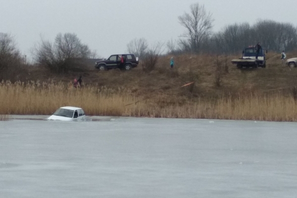 Рагульські розваги ледь не закінчилися трагедією: на міському озері Коломиї автомобіль провалився під лід