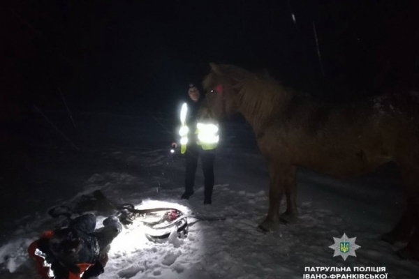 Неймовірний порятунок: франківські патрульні з кобилою врятували п'яного власника тварини, якого засипало снігом (Фото)