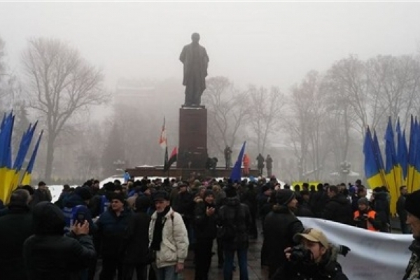 У центрі Києва протестувальники прорвались до пам’ятника Шевченку (Відео)