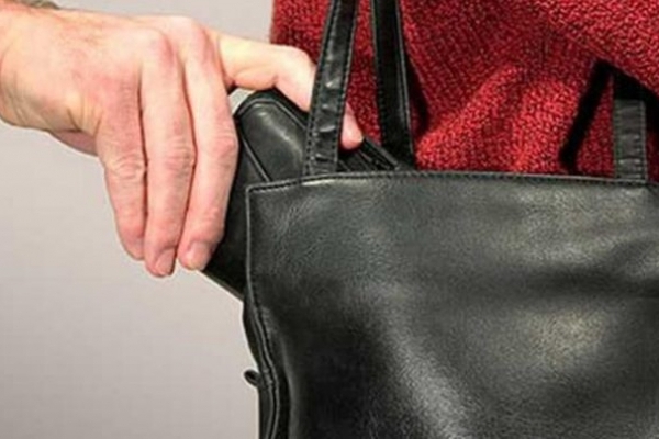 Спритний злодюжка: на Франківщині юнак в магазині вкрав у пенсіонерки гаманець