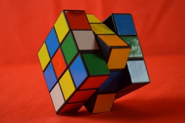 14-річний франківець демонструє справжні дива при складанні Кубика Рубіка (Відео)