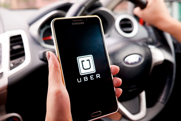 Uber та «Тачка» під прицілом: у Франківську оголосили полювання на нелегальних таксистів