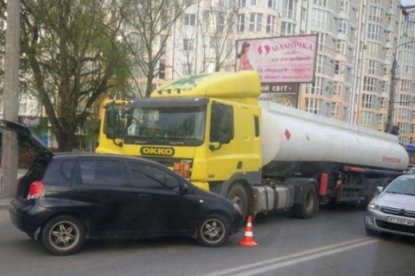 В Івано-Франківську автоцистерна зіштовхнулась з легковиком (Фото)