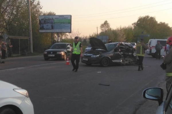 У передмісті Івано-Франківська автомобіль врізався в маршрутку: є загиблий
