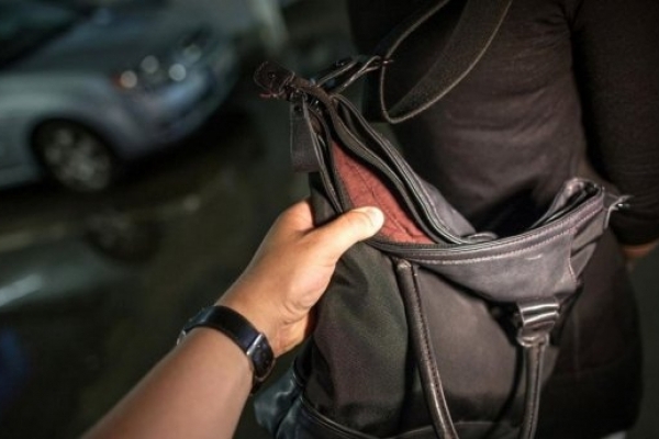 на Франківщині на сільській дискотеці жінка вкрала в неповнолітньої сумку з трьома телефонами