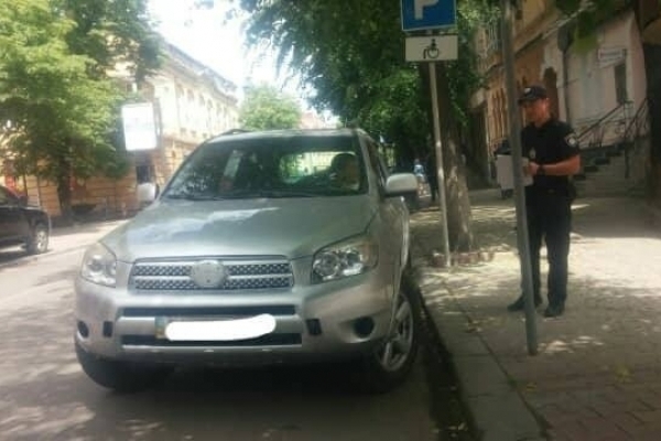 Франківець, який залишив машину на місці для людей з інвалідністю, заплатить 1020 гривень штрафу