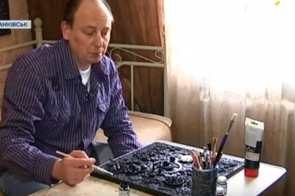 В Івано-Франківську колишній військовий перетворює зламані годинники на картини (Відео)