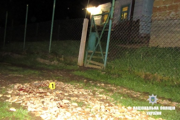 Різанина на Прикарпатті: чоловік порізав ножем двох юнаків і сам викликав поліцію (Фото)