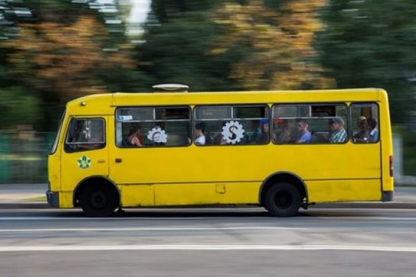 На Івано-Франківщині з автобуса на шидкості випала жінка (Відео)