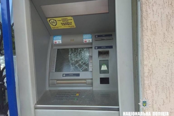 Діставши відмову у кредиті, прикарпатець розтрощив сокирою банкомат