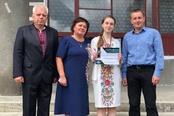 Прикарпатські школярі отримали премію за успішно здане ЗНО