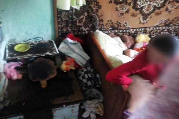 На Івано-Франківщині молода матір морила голодом двох немовлят
