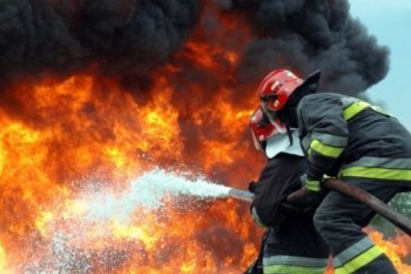 Пожежі на Прикарпатті: горіла автівка, склад та літня тераса кафе