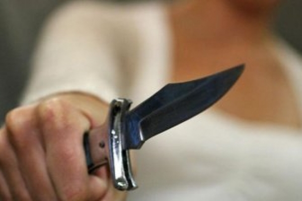 У Франківську на АЗС дві жінки погрожували таксисту ножем