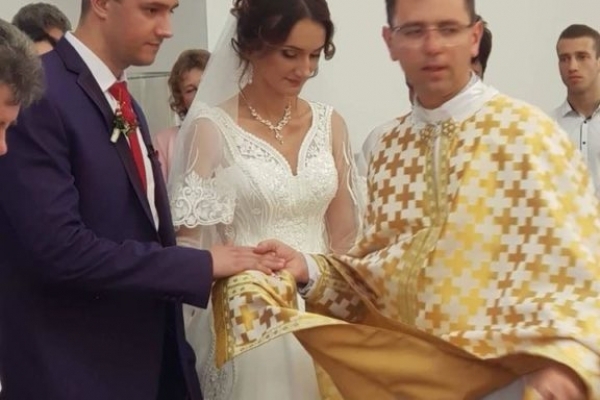 Молоде подружжя прикарпатців привітав з одруженням Папа Римський (Фото)