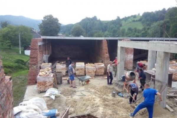 На Прикарпатті місцеві жителі самотужки взялись будувати школу (Відео)