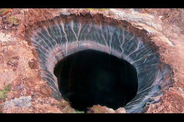 Через утворення касторових ям, прикарпатське місто Калуш провалюється під землю (Відео)