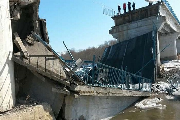 Міст на Бистриці  в Івано-Франківській області може поплисти за водою будь-якої миті (Відео)