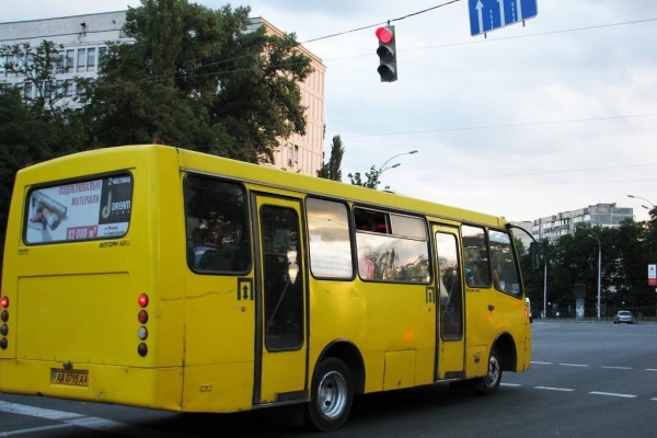 В Івано-Франківську жінка випала з автобуса та отримала травми