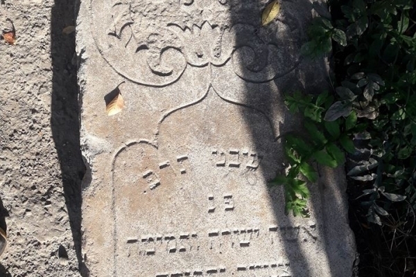 На вулиці Макогона  в Івано-Франківську знайшли єврейські надгробки під дорожним покриттям (Фото)