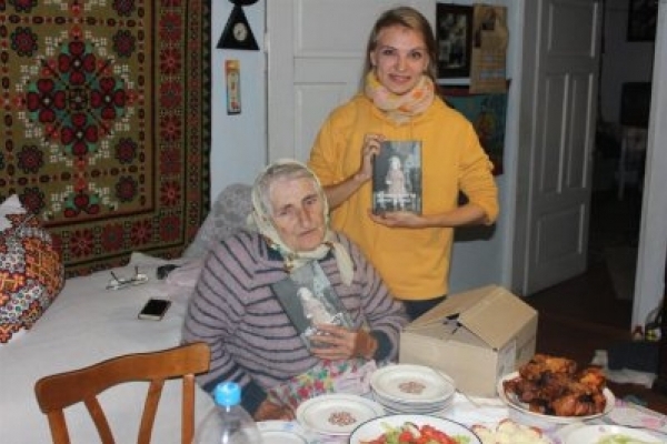 Бабуся-блогерка з Прикарпаття видала книгу власних спогадів