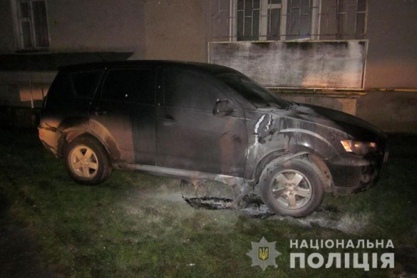 У Коломиї підприємцеві підпалили дорогий автомобіль (Фото)
