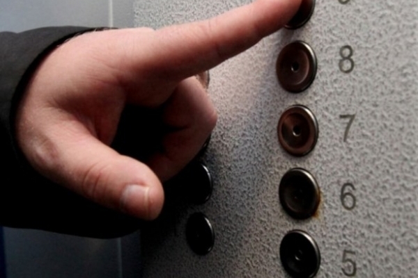 У Франківську в ліфті застрягла 71-річна жінка