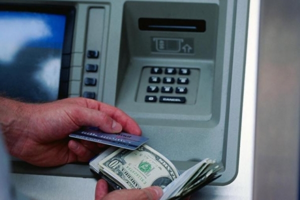 На Франківщині чоловік пограбував біля банкомата жінку, яка знімала гроші