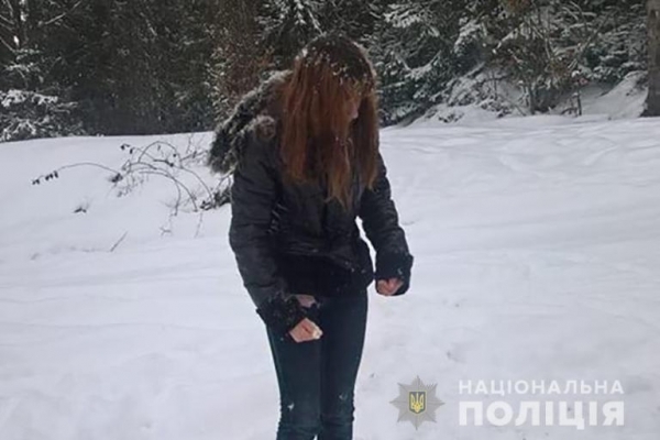 На Прикарпатті в лісі знайшли хвору 19-річну дівчину