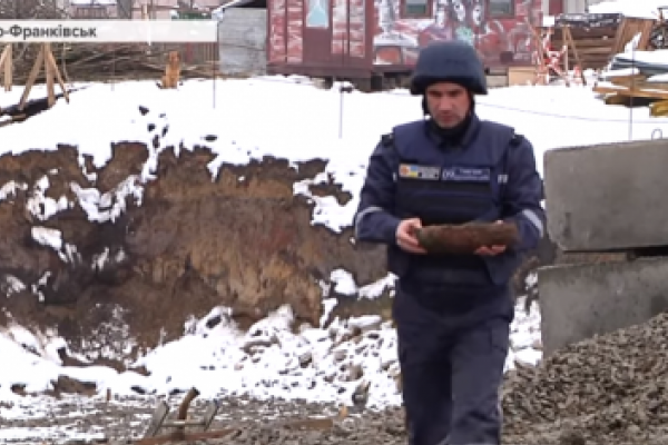 У Франківську на будівництві знайшли артилерійський снаряд (Відео)