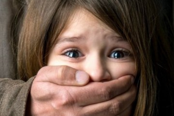 Розбещення 13-річної дівчинки на Прикарпатті: дитина каже, що боялася чоловіка і тому не розповідала раніше