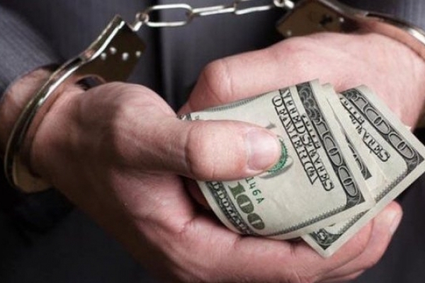 На Прикарпатті слідчий поліції вимагав 5 тис. доларів хабара
