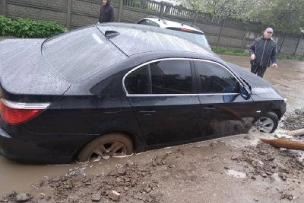 У Франківську дві автівки провалились у яму, залишену газовиками (Фото)