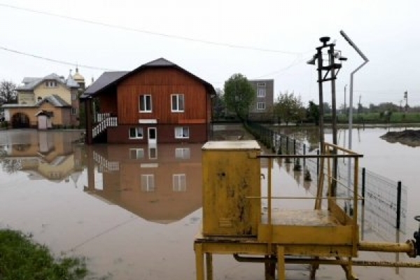 Негода на Прикарпатті: Через сильний дощ в Ямниці прорвало греблю. Затоплені 300 будинків (Фото)