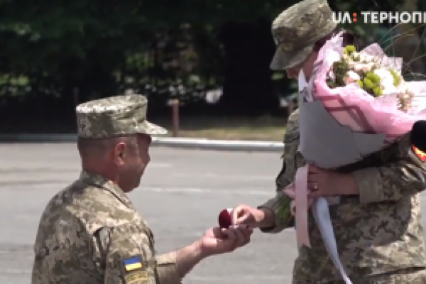 Військовий з Прикарпаття освідчився своїй побратимці на плацу (Відео)