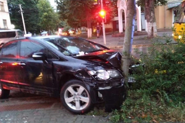 У центрі Франківська автівка врізалася у дерево