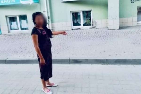 Неповнолітня дівчина з подругою посеред міста пограбувала франківця