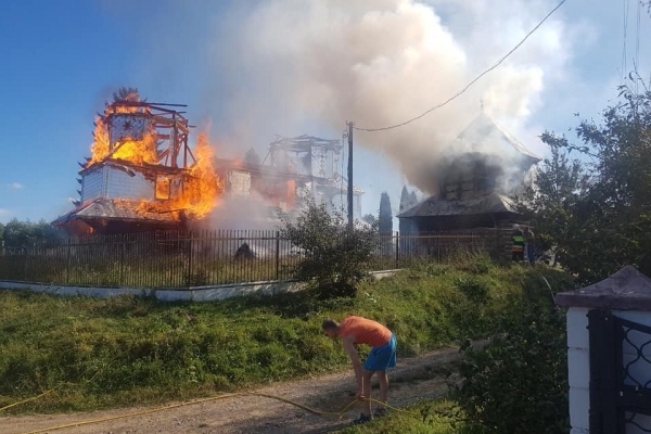 У селі Новоселиця на Прикарпатті горить церква (Відео)
