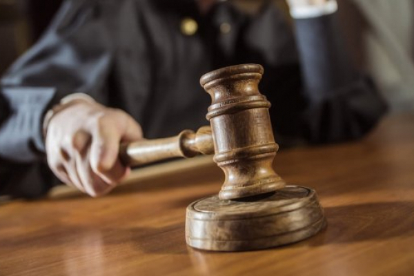 На Прикарпатті суд закрив провадження щодо колишнього прокурора, який взяв 2000 доларів хабаря