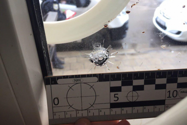 У центрі Франківська чоловік з ножем та пістолетом напав на продавця: пошкоджено дві машини