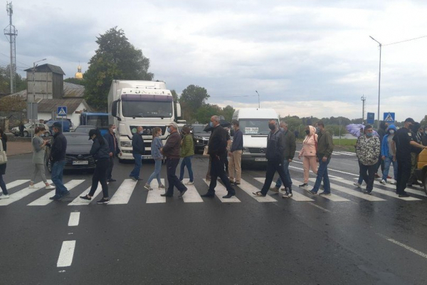 На Прикарпатті люди вдруге за місяць блокують дорогу національного значення
