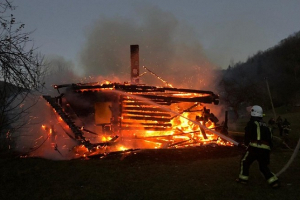 На Прикарпатті трапилась пожежа: згорів дерев’яний житловий будинок