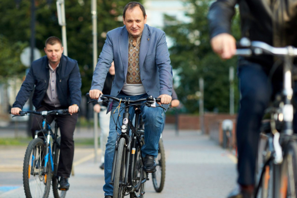 У Франківську членам виконкому доплачуватимуть тисячу гривень за приїзд на роботу на велосипеді